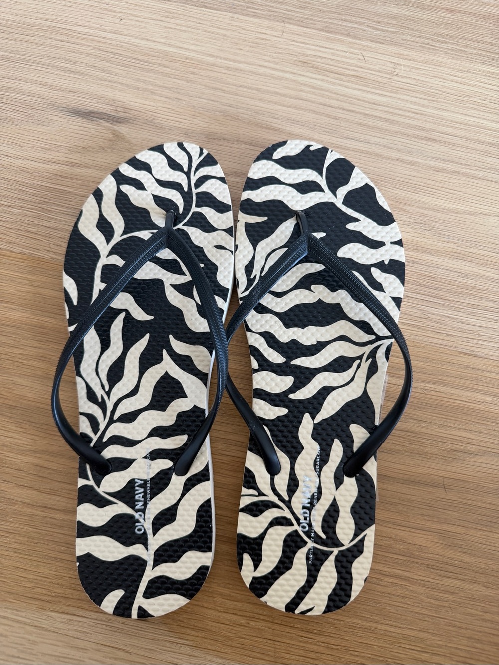 Old Navy Black & Cream Women’s Flip Flops